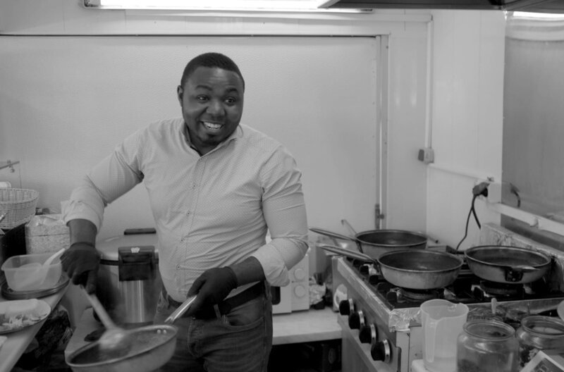 DJ Bombay verkauft aus seinem Foodtruck heraus Currys und ist einer der zuversichtlichsten Menschen Berlins. – Bild: weltrecorder /​ BR, arte, rbb