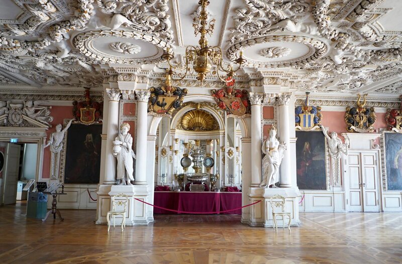 Der Prunksaal von Schloss Friedenstein. Die Gothaer Herzöge beschäftigten für die Innengestaltung italienische Baumeister, denn Friedenstein sollte die prächtigste der Thüringischen Residenzen werden. – Bild: MDR/​Joachim Neumann