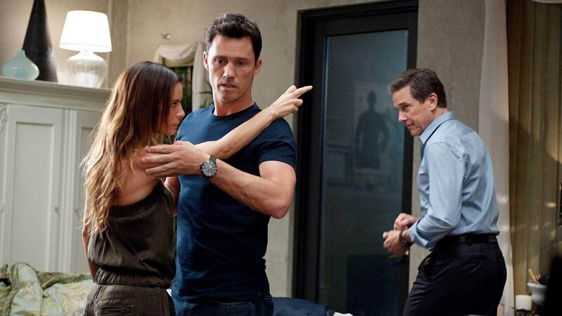 Larry Sizemore (Tim Matheson, r.) hat Michaels (Jeffrey Donovan) Namen für seine eigenen schmutzigen Geschäfte benutzt und sich so Geld von den Kolumbianern erschlichen. Doch die daraus resultierenden Folgen hat er nicht hinreichend bedacht – Fiona (Gabrielle Anwar) weiß, dass es für ihren Partner gefährlich wird! – Bild: RTL /​ Twentieth Century Fox Film Corporation