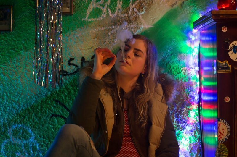 Claire (Hannah Hoekstra) zeigt sie sich als Expertin für rauchbare Substanzen. – Bild: ZDF und Wolfgang Amslgruber Claire (Hannah Hoekstra) zeigt sie sich als Expertin für rauchbare Substanzen. – Bild: ZDF und Wolfgang Amslgruber