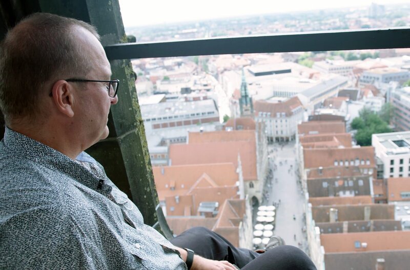 Jörg Küchemann leidet seit Jahren an massiver Höhenangst. Zusammen mit seinem Therapeuten Torben Schubert traut er sich im Rahmen seiner Verhaltenstherapie auf den Turm der St.-Lamberti-Kirche in Münster – und lässt sogar die Füße aus dem Fenster baumeln. – Bild: Radio Bremen – Sebastian Müller