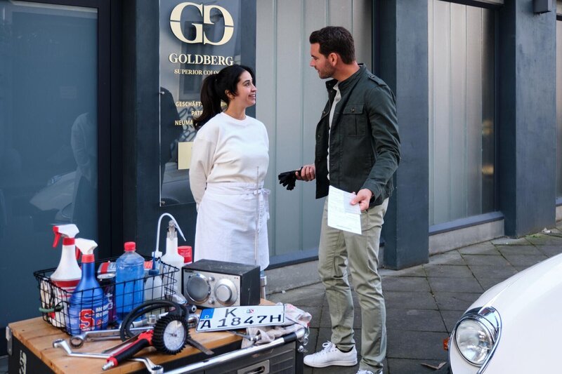 Esma (Özge Delioglan) ist überzeugt, dass der Bulli nichts mit der Schramme an Hannes’ (Max König) Auto zu tun hat. – Bild: RTL /​ Stefan Behrens