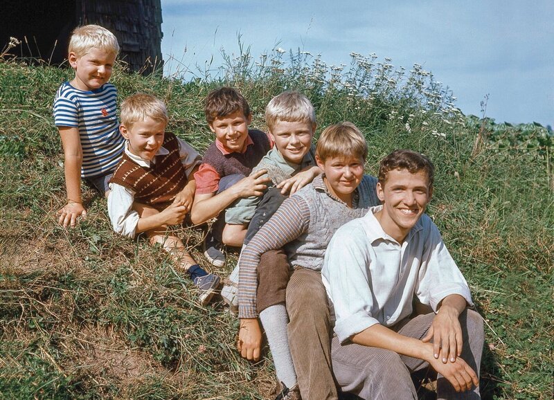 Die 6 Kummerbuben  Hier sind sie Staffel 1, Episode 1 Die 6 Kummerbuben : Uli Hager als Peterli, Urs Welsch als Päuli, Heinz Hiltbrunner als Fredy, Beat Schenk als Fritzli, Jürg Dreier als Hänsel, Urs Hofmann als Mändel – Bild: SRF/​Neue Film AG