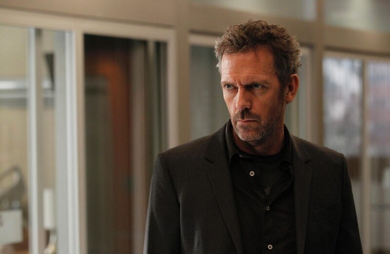 Voller Zweifel überdenkt House (Hugh Laurie) seine Beziehung zu Cuddy. Hindert sie ihn wirklich daran, ein guter Arzt zu sein? – Bild: NBC