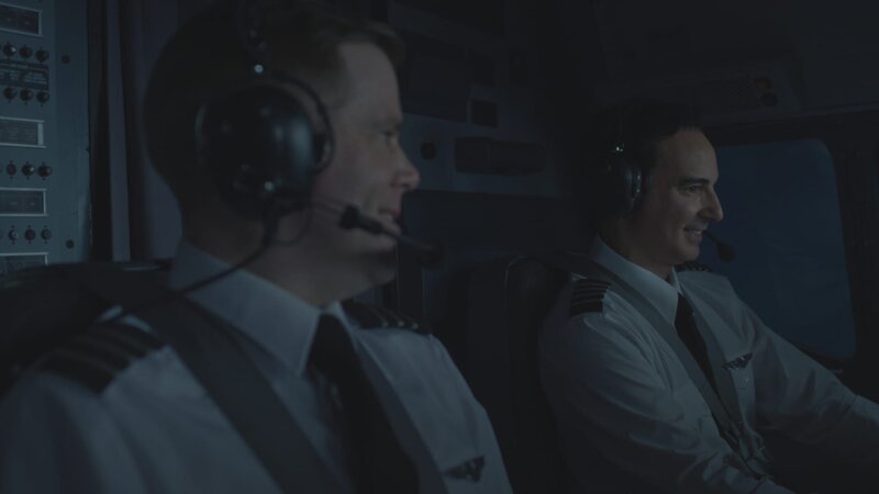 REENACTMENT – Der Cockpit-Voice-Recorder des Corporate-Airlines-Flugs 5966 enthüllt, dass der Kapitän und der Erste Offizier (gespielt von Gabriel Burrafato und David Rowan) in den Momenten vor dem Absturz in Kirksville, Missouri, bei dem 13 der 15 Menschen an Bord ums Leben kamen, unprofessionelle Gespräche geführt haben. – Bild: National Geographic