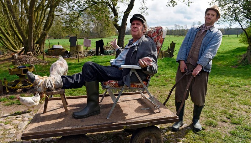 Adsche (Peter Heinrich Brix, re.) hat für seinen Freund einen mobilen Anhänger gebaut. Brakelmann (Jan Fedder, li.) ist beglückt, an die frische Luft zu kommen und bietet Adsche an, bei ihm einzuziehen. – Bild: NDR/​Nicolas Maack