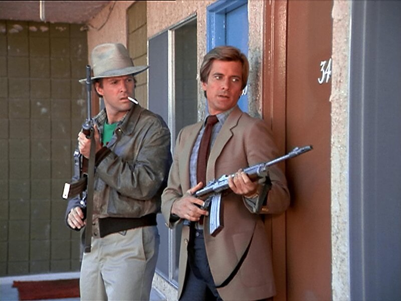 Irgendwer hat sich während ihrer Abwesenheit in ihrem Zimmer umgesehen. Vorsichtig öffnen Face (Dirk Benedict, re.) und Murdock (Dwight Schultz, li.) die Türe … – Bild: RTL II Irgendwer hat sich während ihrer Abwesenheit in ihrem Zimmer umgesehen. Vorsichtig öffnen Face (Dirk Benedict, re.) und Murdock (Dwight Schultz, li.) die Türe … – Bild: RTL II