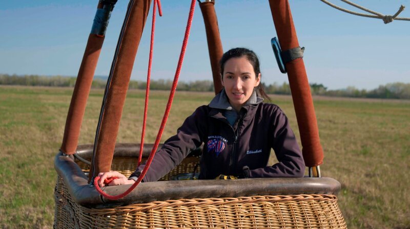 Elisabeth Kindermann will mit ihrem Ballon vom Neusiedler See in Österreich zum Plattensee in Ungarn fahren. (Weitere Bilder auf Anfrage) – Bild: BR/HTTV Produktion/NDR/Michael Höft/Michael Höft Elisabeth Kindermann will mit ihrem Ballon vom Neusiedler See in Österreich zum Plattensee in Ungarn fahren. (Weitere Bilder auf Anfrage) – Bild: BR/HTTV Produktion/NDR/Michael Höft/Michael Höft