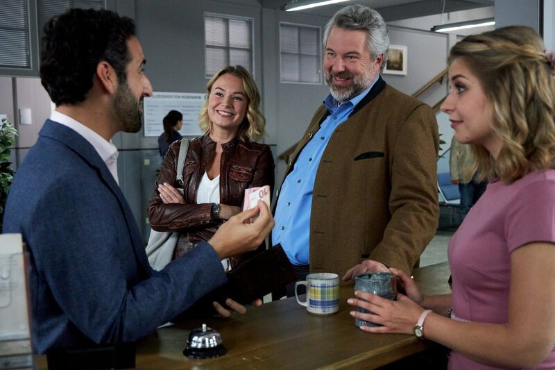 Der neue Controller Daniel Donato (Paul Brusa) sorgt mit seiner sympathischen Art bei den Kommissaren Winter (Vanessa Eckart, 2.v.l.) und Stadler (Dieter Fischer, 2.v.r.) sowie bei Christin Lange (Sarah Thonig) für heitere Stimmung. – Bild: Bojan Ritan /​ ZDF Enterprises GmbH /​ Die Verwendung ist nur bei redaktioneller Berichterstattung im Rahmen einer Programmankündigung ab 2 Monate vor der ersten Auss /​ © ZDF/​Bojan Ritan