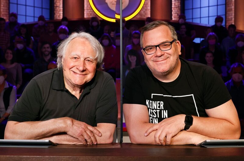 Rateteam-Kapitän Elton (r.) mit Musikjournalist und Kommentator des Eurovision Song Contest Peter Urban (l.). – Bild: ARD/​Morris Mac Matzen