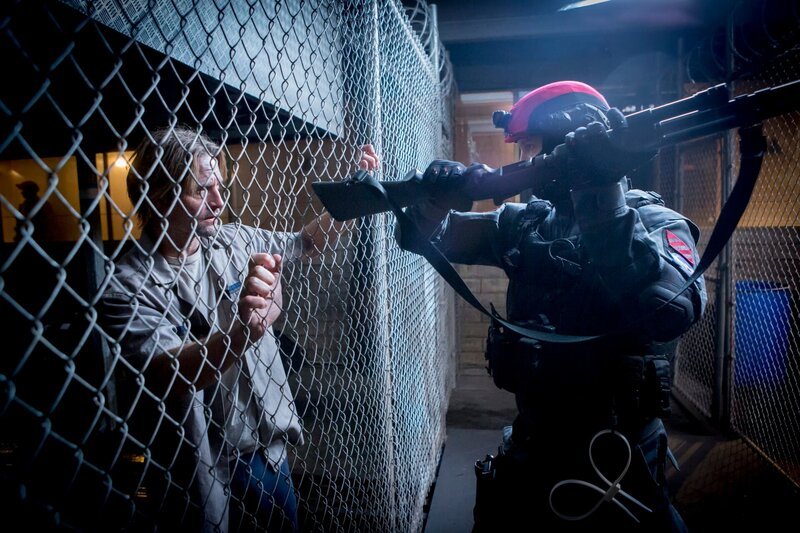 COLONY -- „Pilot“ Episode 101 -- Pictured: (l-r) – Bild: USA Network /​ Greg Gayne