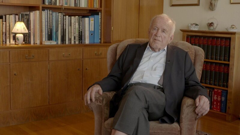 Josef Ratzenböck ist der ehemalige Landeshauptmann von OÖ. Er erzählt vor laufender Kamera, wie er im Frühjahr 1945 als Jugendlicher desertiert ist und sich bis Kriegsende in einem Waldstück vor der SS versteckt hat. – Bild: ORF/​Pammer Film
