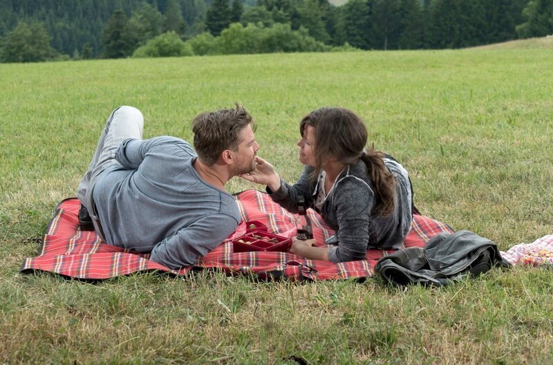 Eva (Lucie Muhr) hat Andreas (Ralph Gassmann) mit einer Motorradtour überrascht. Die beiden genießen den Tag zu zweit. – Bild: SWR/​Schweigert