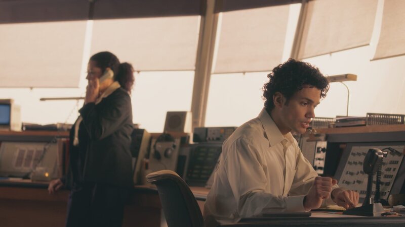 REENACTMENT – Auf dem Flughafen Santa Maria gibt ein Fluglotsenanwärter dem Independent Air Flug 1851 Landeanweisungen. Der kleine Flughafen ist nicht mit Radar ausgestattet, so dass der Fluglotse genaue Anweisungen geben muss – und zwar mit genauen Höhenangaben während des gesamten Anflugs. – Bild: National Geographic