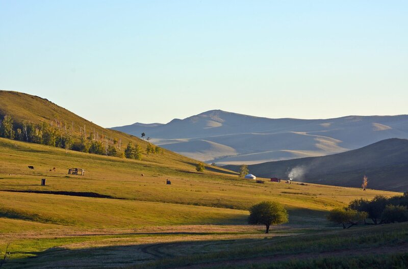 Der Norden der Mongolei ist grün und bietet Weidelandschaften für die nomadischen Viehhierten. – Bild: SWR /​ ZDF