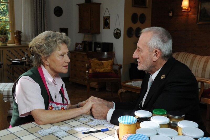 Hildegard (Antje Hagen, l.); Alfons (Sepp Schauer, r.) – Bild: ARD /​ Ann Paur