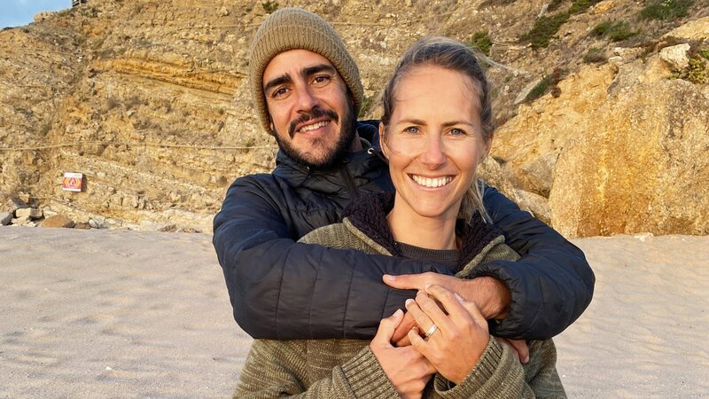 Hin und weg Schweizer Liebesgeschichten aus aller Welt Staffel 8 Folge 2 In der Dominikanischen Republik ist das binationale Segler-Paar Anne und Chris mit Baby Eddy herausgefordert. – Bild: SRF