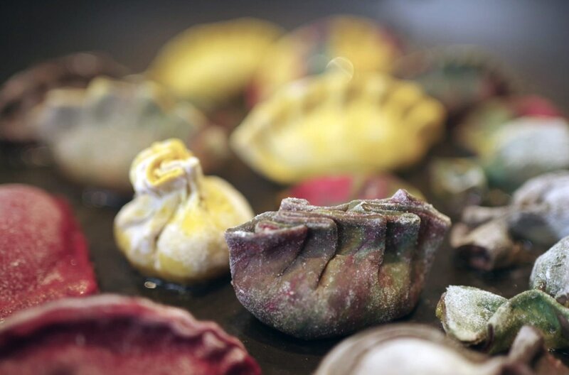 Lucie färbt Teigtaschen mit natürlichen Zutaten wie Kurkuma, Spirulina und rote Beete. – Bild: Benjamin Wistorf