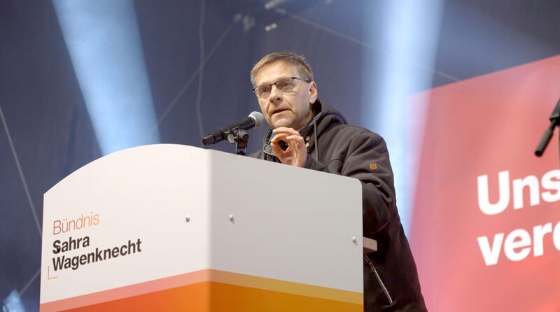 Ruhnert beim Wahlkampfabschluss. – Bild: rbb/​Philipp Katzer