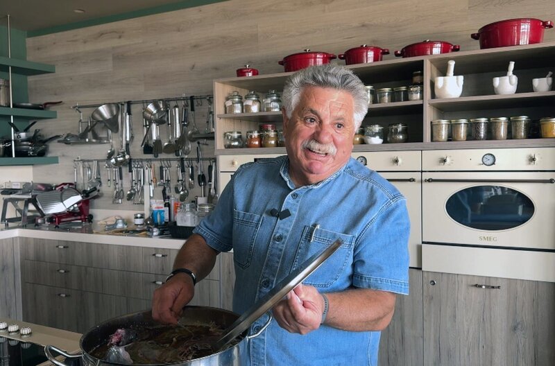 Koch Lefteris Lazarou bereitet ein traditionelles Gericht der griechischen Fischer zu: die herzhafte Suppe Kakavia. Dafür werden Fischköpfe, -gräten und -skelette n Meerwasser gekocht und mit Bouillon angereichert. – Bild: Elephant Doc