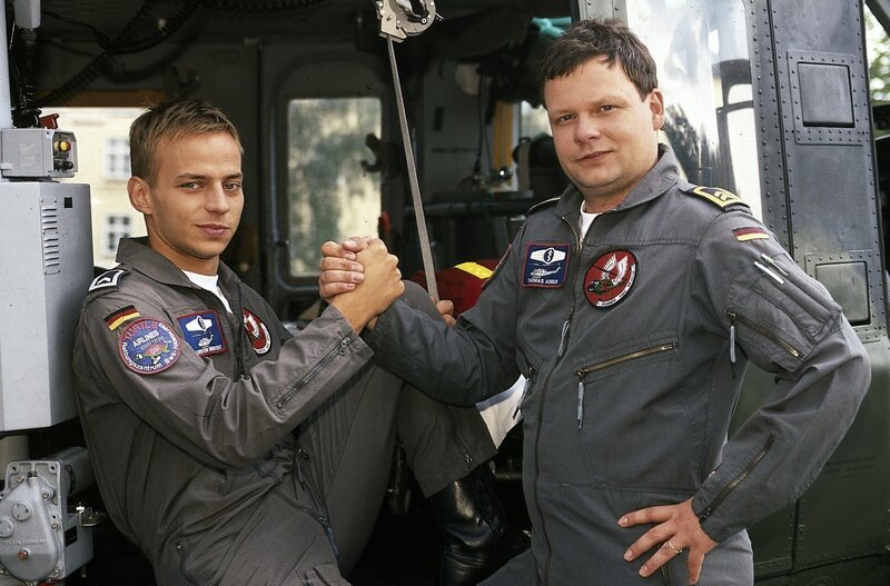 Rettungsassistent Thomas (Ulrich Bähnk, r.) besucht seine alte SAR-Crew in Hamburg. Mit seinem Nachfolger Torsten (Tom Wlaschiha, l.) versteht er sich mit ihm auf Anhieb. – Bild: ZDF und Boris Laewen