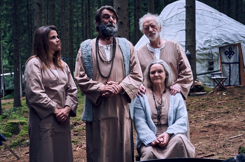 Marie Gabler (Katharina Wackernagel, l.) mit Katzenbart (Wolfgang Rüter, 2.v.l.) und ihren Eltern Uschi (Petra Welteroth, v.r.) und Rainer (Falk Rockstroh, h.r.). Sie hat sich in der Hippie-Community gut geschlagen und ist der Lösung des Mordfalles schon deutlich näher gekommen. – Bild: Frank Dicks