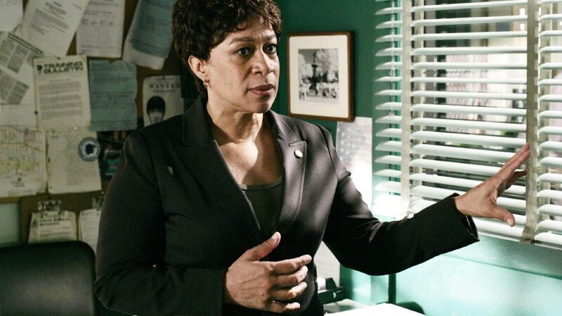 Lt. Anita van Buren (S. Epatha Merkerson) kann einen Geistlichen überreden, in dem Viertel, in dem die Morde geschahen, einen Aufruf zu starten, um das Schweigen der Bewohner zu brechen. – Bild: RTL /​ NBCUniversal All Rights Reserved