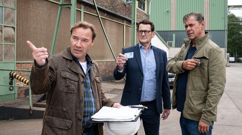 Finn (Sven Martinek, r.) und Lars (Ingo Naujoks, M.) treffen auf Candor (Thomas Arnold, l.), der vom Balkan erzählt. – Bild: ARD/​Marion von der Mehden