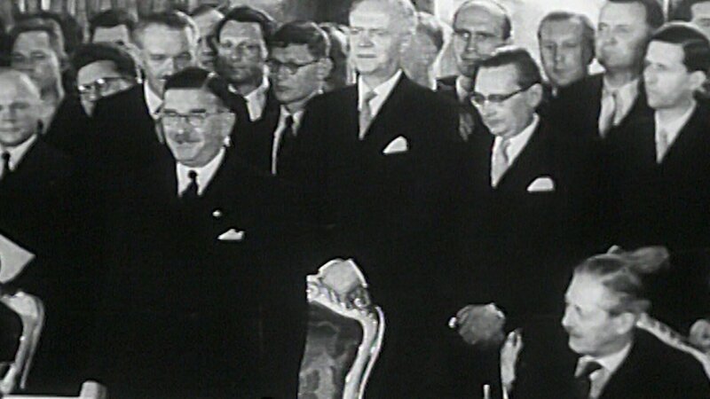 Leopold Figl bei seiner Rede „Österreich ist frei“. – Bild: ORF/​Historisches Archiv ORF