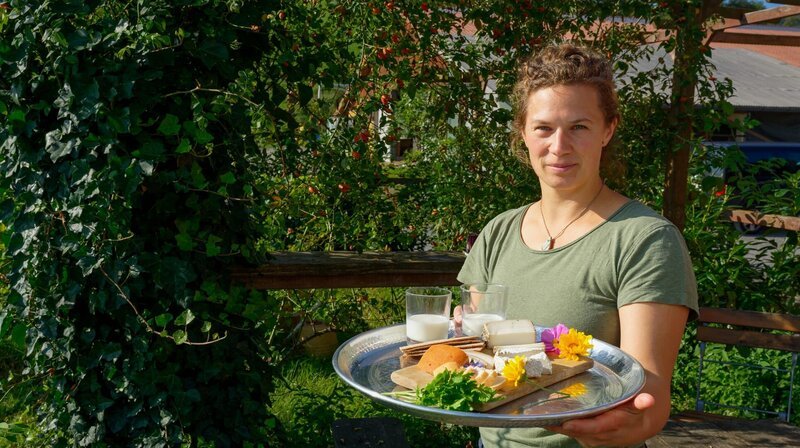 Mira Kuhlmann macht Fotos für die hofeigene Website. – Bild: NDR/​MDR/​MiaMedia/​Thomas Wolf