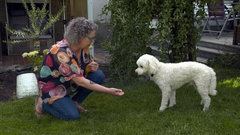 Christine mit Pudel-Mix „Emil“. – Bild: RTL /​ Mina TV