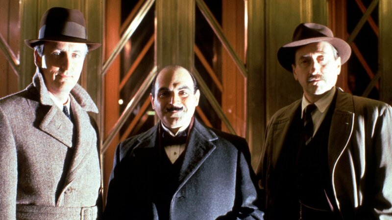 v.l.n.r. Captain Hastings (Hugh Fraser), Poirot (David Suchet) und Inspector Japp (Philip Jackson). – Bild: WDR/​ITV plc (Granada International)