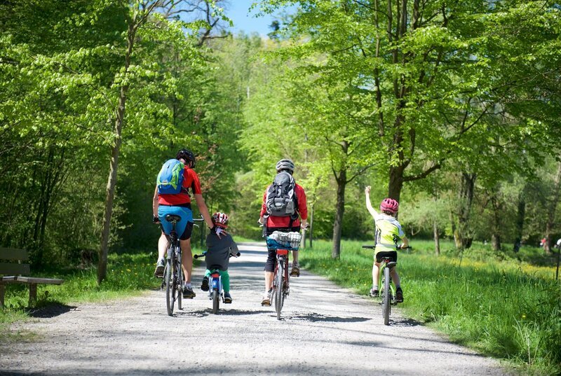 Der Frühling ist da – und das heißt auch wieder: Fahrrad aus dem Keller holen und losradeln! Live und mittendrin vom Fietsenfest in Haltern am See. Ganz entspannt eine Runde um den Stausee – oder spektakulär mit irren Mountainbike-Tricks. Die ganze Palette ist dabei! Und Profis geben Tipps, um das Rad wieder fit zu machen, und zeigen die neuesten Trends. – Bild: WDR/​picture alliance/​Westend61/​Jess Derboven