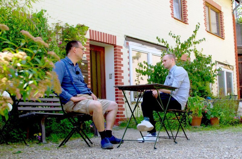 Rabiat‐Reporter Alexander Tieg spricht in Düsseldorf mit Claude Luven, einem der zahlreichen privaten Vermieterinnen und Vermieter, die etwas für die Altersvorsorge tun wollen. – Bild: Radio Bremen/​Florian Lengert /​ ZDF und Radio Bremen/​Florian Lengert