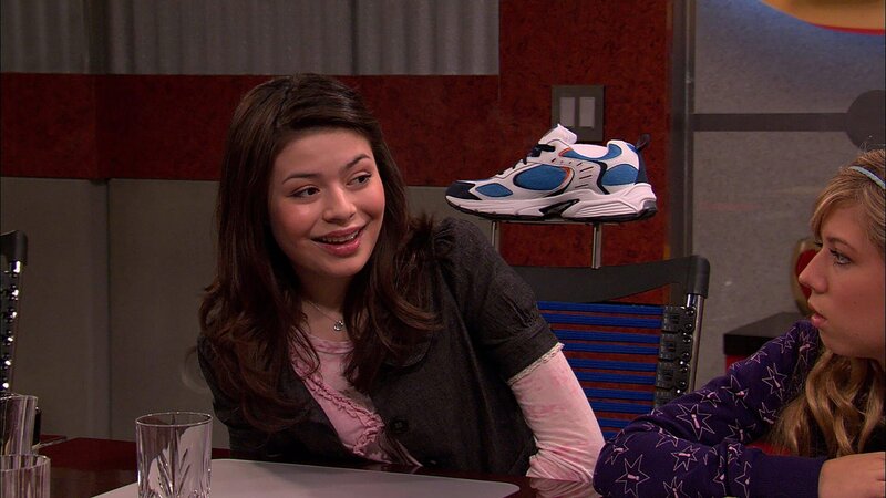 L-R: Carly Shay (Miranda Cosgrove), Sam Puckett (Jennette McCurdy) – Bild: ViacomCBS