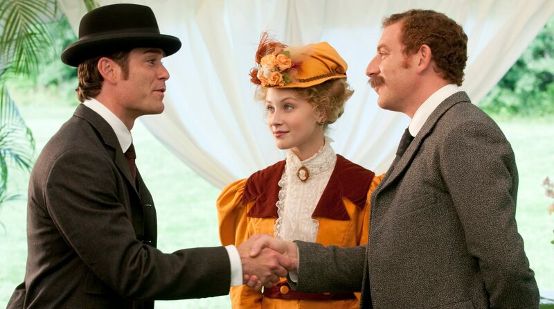 Detective Murdoch (Yannick Bisson) wird Ruby’s (Sarah Gadon) Partner HG Wells (Peter Mikhail) vorgestellt. – Bild: WDR/​Christos Kalohoridis