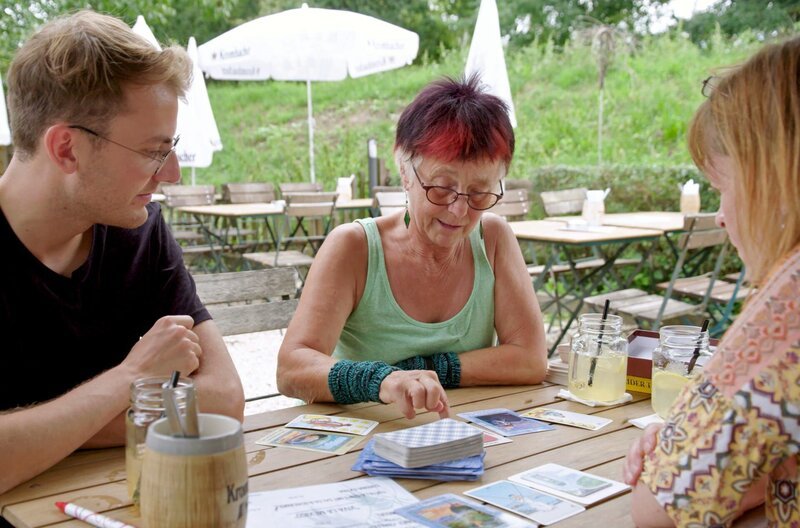 Rabiat-Reporter und Single Nico Schmolke lässt sich in Wiesbaden von Single Silvia Striebeck die Tarot- Karten legen. Sehnt er sich doch unbewusst nach einer Partnerschaft? – Bild: Radio Bremen/​Andy Lehmann