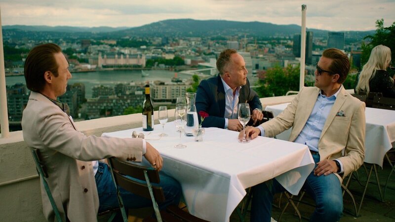 In einem Restaurant beschließen Adam (Simon J. Berger, l.), Jeppe (Jon Řigarden, M.) und Henrik (Tobias Santelmann, r.) ihre neueste Geschäftsidee mit einem Wochenende voller Exzesse gebührend zu feiern. – Bild: ZDF und Pål Bugge Haagenrud