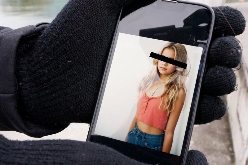 Tabu Pädophilie – Leben mit einer verbotenen sexuellen Neigung, KI-Bild von Mädchen mit Balken vor dem Gesicht. – Bild: SRF2