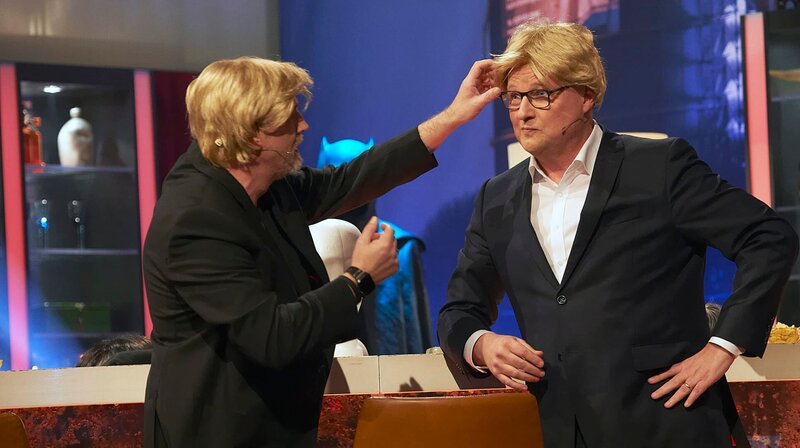 Torsten Sträter und Moderator Oliver Welke (r) mit völlig neuen Kopfbedeckungen. – Bild: WDR/​Melanie Grande