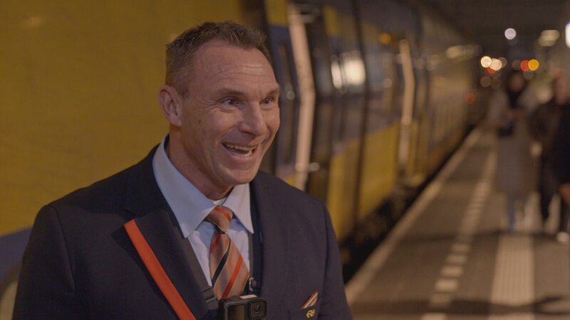 NS-Dirigent Errol in Nahaufnahme in Amsterdam, Niederlande. – Bild: National Geographic