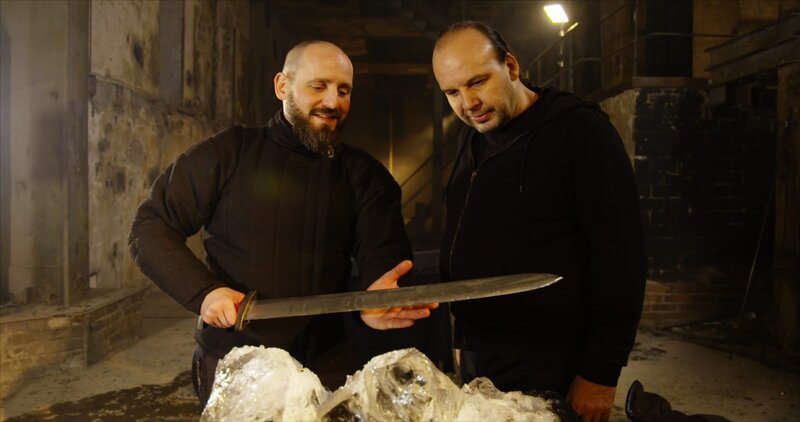 Sixt Wetzler und Stefan Roth begutachten die Wunderwaffe. Hat sie den Test bestanden? – Bild: ZDF und André Schlabitz.