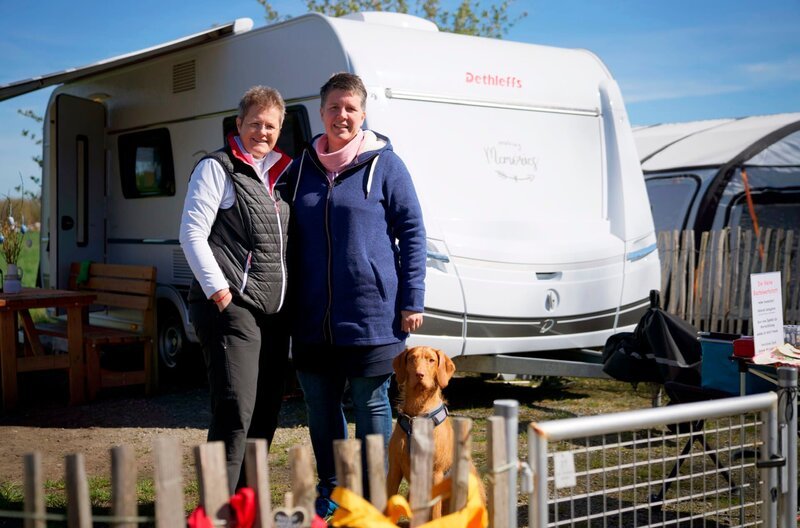 Ines Werner (l) und Simone Weidenbach vor ihrem neuen Wohnwagen. – Bild: WDR/​sagamedia/​Philipp Hesse