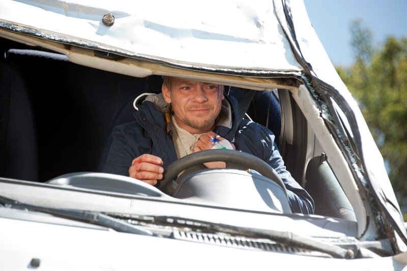 Axel (Christoph von Friedl) ist mit seinem Auto abgestürzt und hängt fest. – Bild: ZDF und Thomas R. Schumann