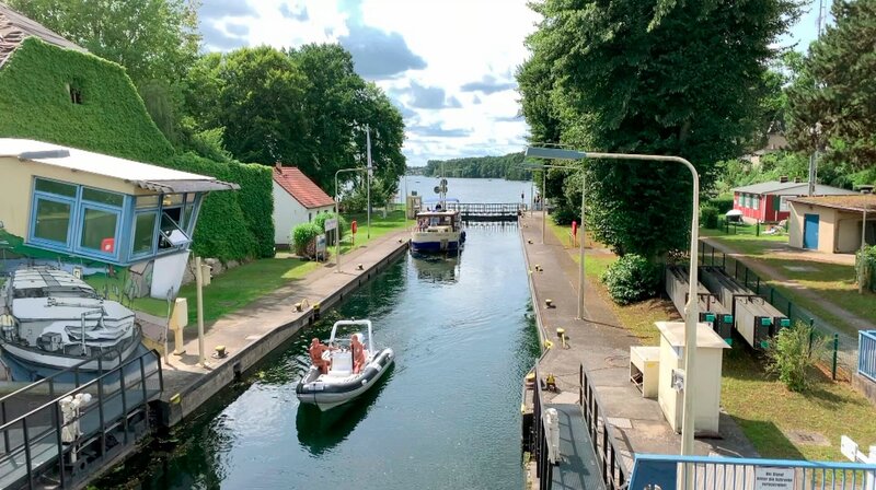 Tolle Ausflugsziele und jede Menge Geheimtipps. Eine Tour durch Brandenburg zum Staunen, Entdecken und Genießen. Mit den „30 Favoriten“ geht es in den Neuen Garten in Potsdam, zur Schleuse Woltersdorf und zu Fischer Dirk Mielke, der tagtäglich auf der Kyritzer Seenkette unterwegs ist. – Schleuse Woltersdorf. – Bild: rbb