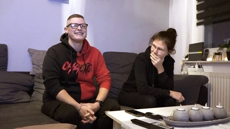 Liam (li.) hat seine erste geschlechtsangleichende OP erfolgreich überstanden und ist glücklich. Trotz der Schmerzen genießt er den bedeutenden Schritt in seinem Leben und muss sich nun zu Hause schonen. (Foto, re: Bea) – Bild: RTLZWEI