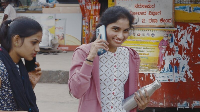 Längst das Wichtigste im Alltag Indiens: das Smartphone – Bild: ZDF und Ulf Behrens