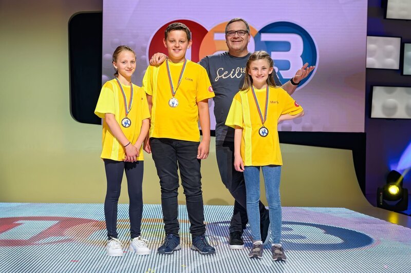 Das Rateteam aus Gries am Brenner/​Österreich mit Elton. – Bild: ZDF und Ralf Wilschewski
