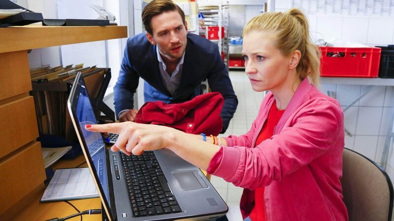 Auf der Suche nach Indizien spionieren Max (August Wittgenstein) und Jenny (Birte Hanusrichter) in einem fremden Laptop. – Bild: RTL /​ Richard Hübner