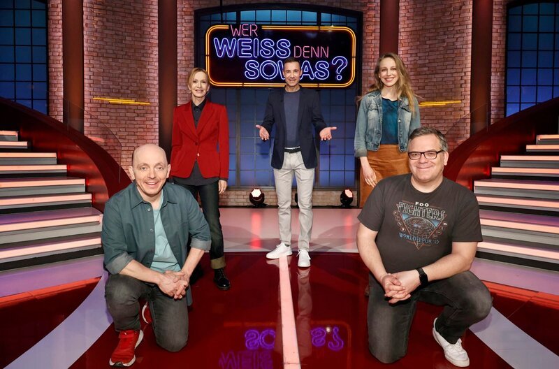 Moderator Kai Pflaume (M.) und seine Rateteam-Kapitäne Bernhard Hoëcker (l.) und Elton (r.) begrüßen in dieser Sendung die Schauspielerin Katja Flint (2.v.l.) und die Schauspielerin Petra Schmidt-Schaller (2.v.r.). – Bild: ARD/​Morris Mac Matzen